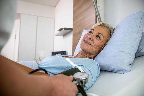 Patientin im Krankenbett wird gut umsorgt